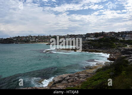 Vue de la côte est du point Mackenzies. Bronte beach et Tamarama sur un jour nuageux dans l'heure d'été. Banque D'Images