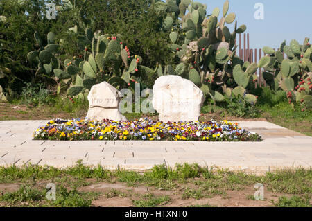 Les tombes de l'ancien Premier Ministre israélien Ariel Sharon (Arik) et femme Lily à Havat Shikmim dans le nord du désert du Néguev, près de Sderot. Sharon pu Banque D'Images