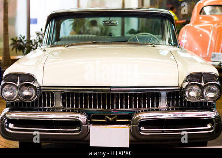 1957 Mercury Turnpike Cruiser. Vue de face. Exposition de voitures anciennes et classiques. Banque D'Images