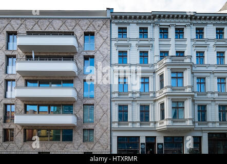 Contraste entre l'immeuble d'appartements modernes et traditionnels en bâtiment embourgeoisés quartier de Prenzlauer Berg, Berlin, Allemagne Banque D'Images