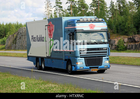 PAIMIO, FINLANDE - le 17 juillet 2016 : DAF XF camion semi transport de fleurs se déplace le long d'autoroute en été dans un paysage au sud de la Finlande. Banque D'Images