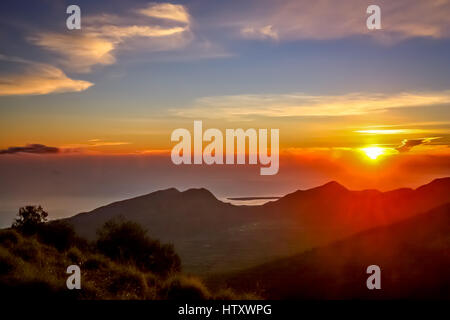 Coucher de soleil sur l'île Lombok vu depuis le bord du cratère du volcan Gunung Rinjani Banque D'Images