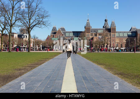 Museumplein à Amsterdam avec le Rijksmuseum et le signe Offres spéciales Iamsterdam le long d'une journée de printemps Banque D'Images