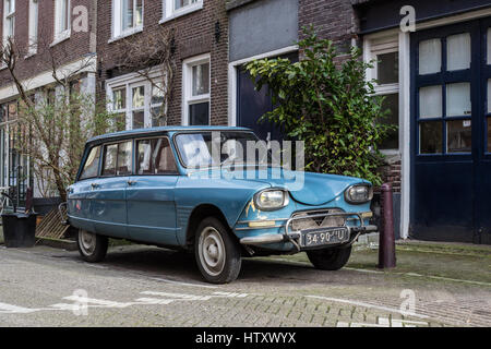 Weda sur une vieille Citroën Ami 6 Break bleu garé dans la jonction avec Laurierstraat à Amsterdam Banque D'Images