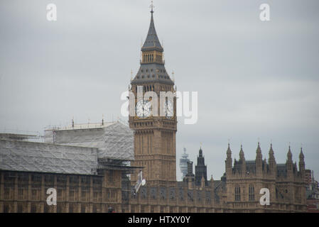 Londres, Royaume-Uni. 14Th Mar, 2017. Vue générale de l'extérieur des chambres du Parlement et de l'Elizabeth Tower, également connu sous le nom de Big Ben, que l'on voit bien que ses membres discutent de déclenchement de l'article 50, qui régissent la façon de laisser l'Union européenne. Premier ministre Theresa May est prête à commencer le compte à rebours à Brexit après que le Parlement lui a donné le feu vert. Credit : Alberto Pezzali/Pacific Press/Alamy Live News Banque D'Images