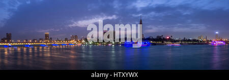 Vue panoramique du centre-ville du Caire, au crépuscule, le pont Kasr El Nil et l'île de Zamalek, avec ses bateaux colorés sur le Nil. Banque D'Images