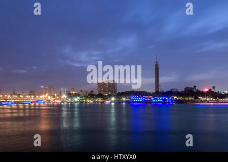 Centre-ville du Caire, au crépuscule, le pont Kasr El Nil et l'île de Zamalek, avec ses bateaux colorés sur le Nil. Banque D'Images