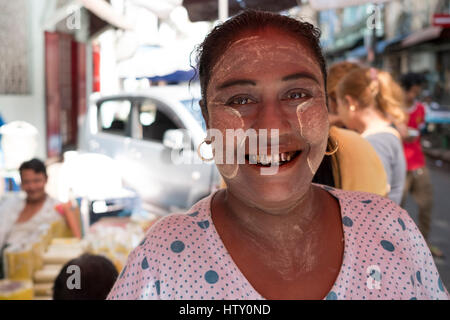 Une femme mâche noix de bétel à un étal sur route Maha Bandoola à Yangon, Myanmar. Banque D'Images