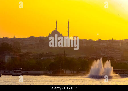 Coucher de soleil sur Istanbul, Turquie vu depuis le Bosphore. Une mosquée peut être vu dans le centre Banque D'Images