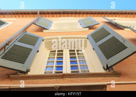 Volets traditionnels en bleu sur maison provençale Banque D'Images