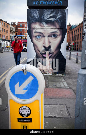 Ordures et des graffitis sur Spear Street, dans le centre-ville de Manchester, Royaume-Uni Banque D'Images