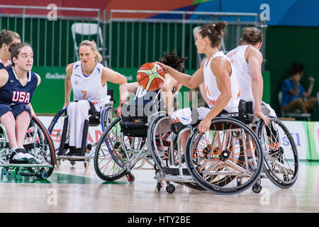 Au cours de la compétition de basket-ball en fauteuil roulant aux Jeux paralympiques d'été de Rio 2016 Banque D'Images