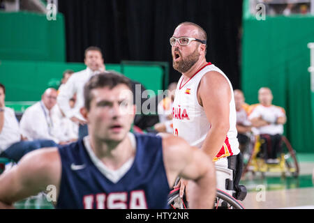 Au cours de la compétition de basket-ball en fauteuil roulant aux Jeux paralympiques d'été de Rio 2016 Banque D'Images