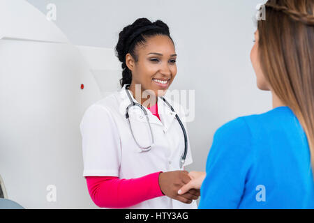 Doctor shaking hand with patient avant ct scan Banque D'Images