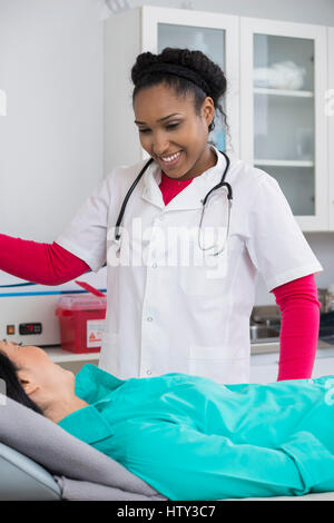 Smiling doctor looking at young patient sous ct scan Banque D'Images