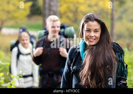 Portrait de belle jeune femme randonnées en forêt Banque D'Images