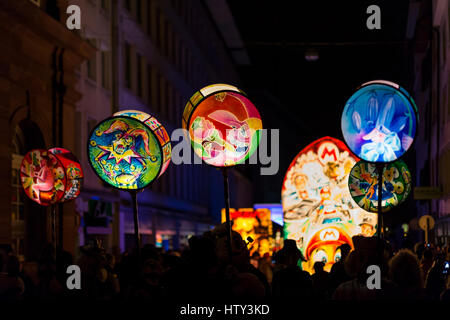 Carnaval de Bâle. Lanternes colorées petit bâton lundi matin dans les rues. Photo prise le 6 mars 2017. Stadthausgasse à Bâle en Suisse. Banque D'Images