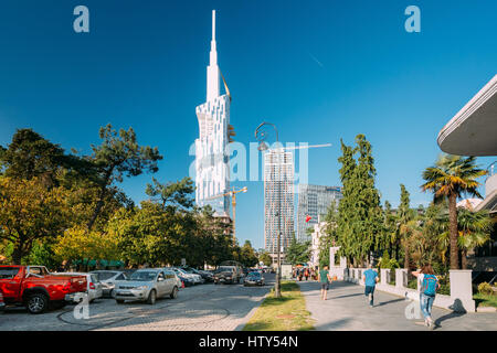 Batumi, Géorgie, l'Adjarie - 25 mai 2016 : People walking on Ninoshvili street près des bâtiments de l'Université technologique de la mer Noire de Batoumi, résidentiel h Banque D'Images