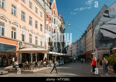 Riga, Lettonie - 1 juillet 2016 : Les gens se reposant dans Street Cafe Restaurant dans la vieille ville de façades de bâtiments d'architecture ancienne. Les touristes autour de Banque D'Images