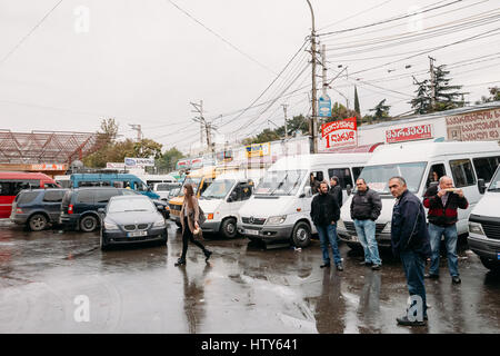 Tbilissi, Géorgie - 24 octobre 2016 : Les pilotes attendent des passagers près de leur minibus taxis urbains sont sur la Gare Didube à Tbilissi (Géorgie). Banque D'Images