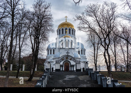 Cathédrale Saint Alexandre Nevsky dans la ville Kamenets Ukraine début heure crash dôme doré Banque D'Images