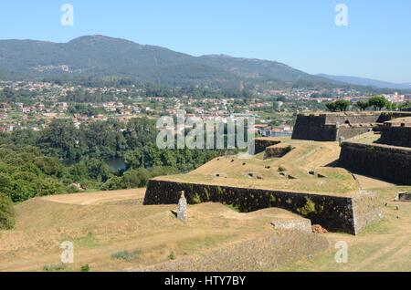 Des murs à côté de la rivière Minho à Valenca do Minho au Portugal Banque D'Images