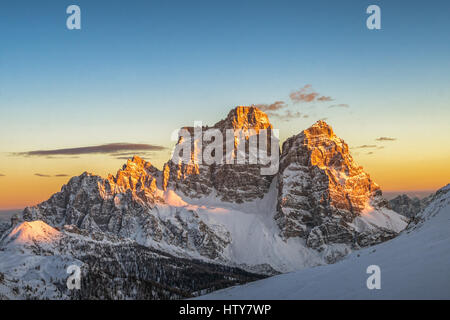 Mt. Pelmo sur Mondeval près de Cortina d'ampezzo au coucher du soleil avec l'Alpenglow - Belluno - Veneto - Italie Banque D'Images