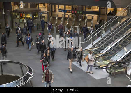 Les banlieusards de quitter le métro à la Fulton Transit Centre pendant l'heure de pointe du matin dans le Lower Manhattan, New York. Banque D'Images