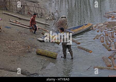 Srinagar, Inde. Mar 15, 2017. Un déménagement à maisons en bois rond à partir de la rivière Jehlum mercredi, 15 mars 2017, dans la banlieue de Srinagar, dans le Cachemire sous contrôle indien. Credit : Umer Asif/Pacific Press/Alamy Live News Banque D'Images