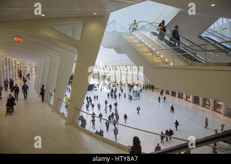 Les travailleurs passent par le centre commercial de l'Occulus nouveau World Trade Center durant l'heure de pointe du matin dans le lower Manhattan, New York. Banque D'Images