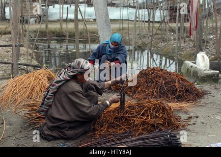 Srinagar, Inde. Mar 15, 2017. Une vieille femme du Cachemire d'osier de cisèlement à Srinagar. D'osier de Plaisance (appelées localement Keani Keam) n'a pas invité autant d'attention que celle d'autres métiers, mais c'est un artisanat et un spécial également affaires autochtones d'industrie de la vallée. le Mercredi, 15 mars 2017, dans la banlieue de Srinagar, dans le Cachemire sous contrôle indien. Credit : Umer Asif/Pacific Press/Alamy Live News Banque D'Images