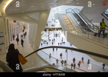 Les travailleurs passent par le centre commercial de l'Occulus nouveau World Trade Center durant l'heure de pointe du matin dans le lower Manhattan, New York. Banque D'Images