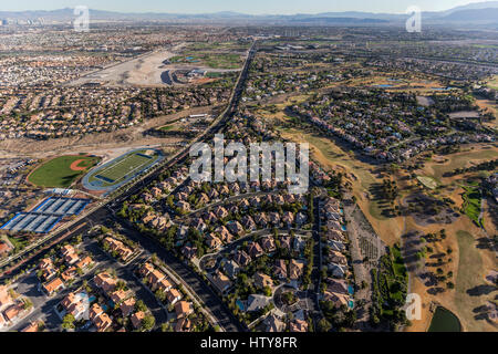 Vue aérienne des quartiers le long de Rampart Blvd dans la communauté de Las Vegas Summerlin, Nevada. Banque D'Images