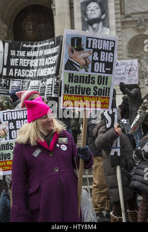 Mars & rallye en solidarité avec l'opposition des États-Unis à l'accès du Dakota Pipeline et d'autres attaques de l'Administration d'atout de l'environnement, en particulier celles qui affectent la qualité de l'eau. 5e Avenue, New York City. Banque D'Images