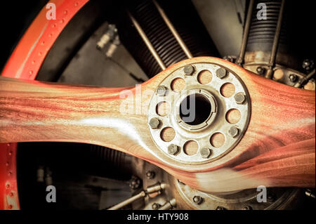 Avion en bois vintage les cylindres du moteur et hélice Banque D'Images