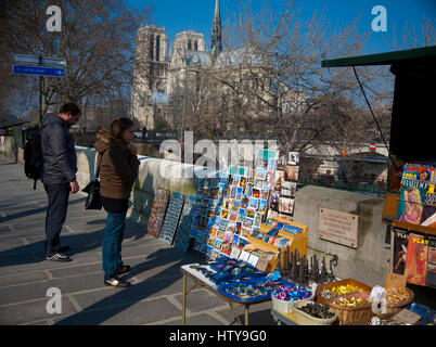 La cathédrale Notre-Dame et boutique de cadeaux. Paris, France, Europe. Banque D'Images