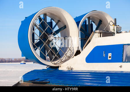 Moteur turbo-propulseurs d'un aéroglisseur de la marine sur la glace de la rivière gelée Banque D'Images