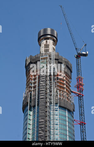 St George Wharf Tower un gratte-ciel résidentiel en construction en mai 2012, à Vauxhall, Londres. Photo des étages supérieurs. Banque D'Images