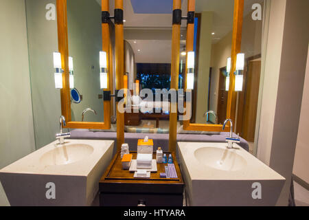 Les Maldives, Rangali Island. Conrad Hilton Resort. Dans la salle de beach villa. Banque D'Images