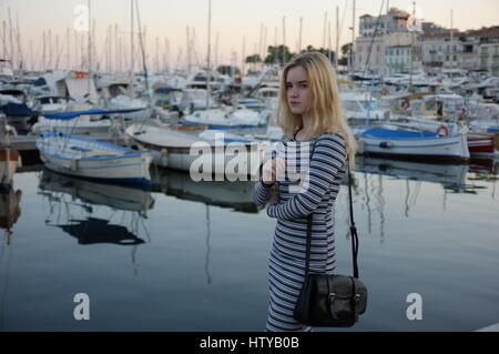 Teenage girl à Cannes marina Banque D'Images