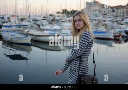 Teenage girl à Cannes marina Banque D'Images