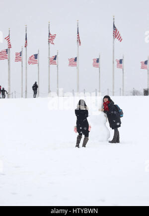 Les gens jouent dans la neige à Washington, D.C, USA, comme une tempête devrait chuter de plus de 30 cm de neige a frappé le nord-est des États-Unis, paralysant une grande partie de l'État de Washington à Boston corridor. Banque D'Images