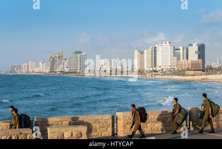 Soldats à pied sur la promenade de Tel Aviv, Israël Banque D'Images