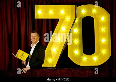 Fergus Linehan, directeur de l'Edinburgh International Festival, pose avec des accessoires qui reflètent le 70e anniversaire du festival en août de cette année. Banque D'Images