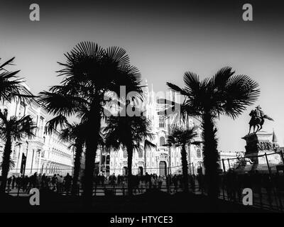 Milan, Italie - 21 Février 2017 : l'apparition d'une oasis de palmiers en face de l'époque gothique de Milan Duomo a donné naissance à une fonction publique dynamique Banque D'Images