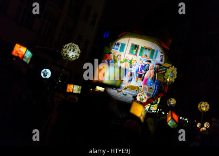 Carnaval de Bâle 2017. Lanternes colorées petit bâton et une lanterne principale lundi matin dans les rues. Photo prise le 6 mars 2017. Banque D'Images