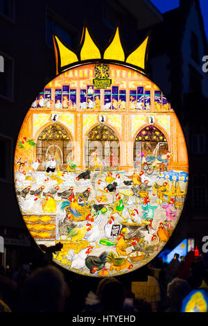 Carnaval de Bâle. Bâle, Suisse. Le 6 mars 2017. Lanterne principale simple coloré le lundi matin dans les rues pendant la Morgestraich parade. Banque D'Images