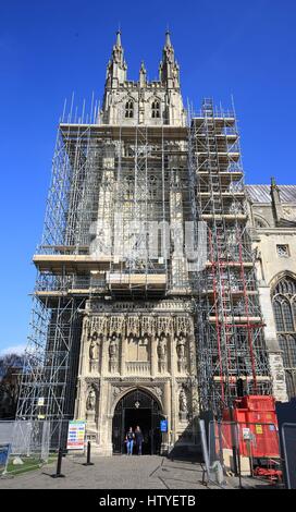 Une vue sur Cathédrale de Canterbury en interne, pour 53 mètres de long pont de sécurité haute au-dessus de la nef de la cathédrale est construit pour une équipe de travail pour la conservation et pour récupérer tout refoulement de la pierre et du plâtre. Banque D'Images