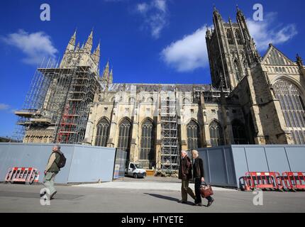 Une vue sur Cathédrale de Canterbury en interne, pour 53 mètres de long pont de sécurité haute au-dessus de la nef de la cathédrale est construit pour une équipe de travail pour la conservation et pour récupérer tout refoulement de la pierre et du plâtre. Banque D'Images