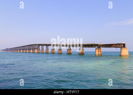 L'abandon de la Bahia Honda pont ferroviaire à côté de l'autoroute de l'Outre-mer dans les Florida Keys. Banque D'Images